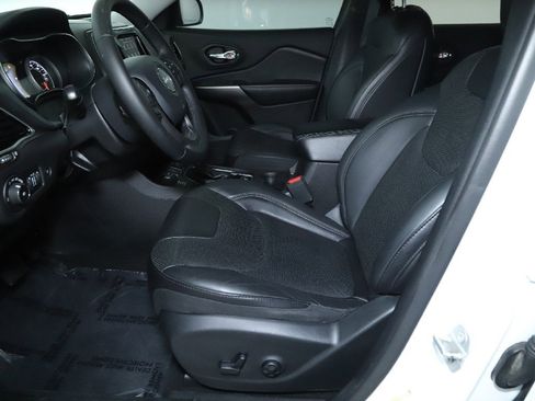 Used 2019 Jeep Cherokee Limited image 18