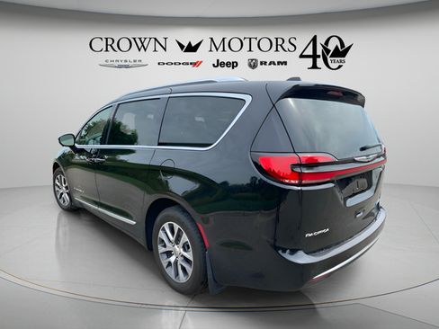 Used 2025 Chrysler Pacifica Pinnacle FWD image 10