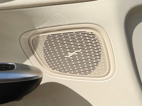 Certified 2025 Mercedes-Benz GLC 300 image 27