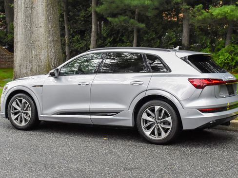 Used 2021 Audi e-tron Premium Plus w/ Premium Plus Package image 5