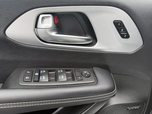 Used 2025 Chrysler Pacifica Select FWD image 18