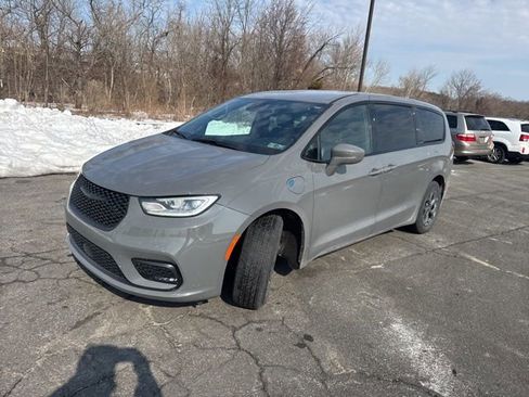 Used 2022 Chrysler Pacifica Touring-L w/ S Appearance Package image 4