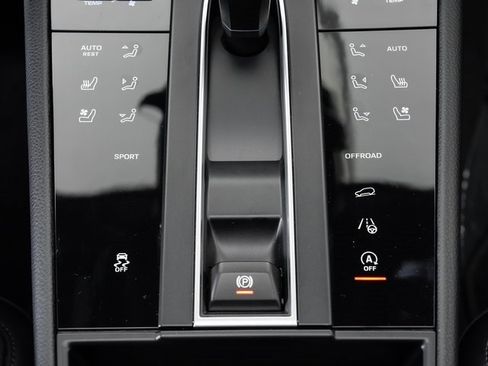 Used 2025 Porsche Macan image 19