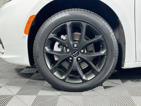 Used 2025 Chrysler Pacifica Limited AWD/4WD image 34