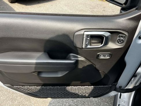 Used 2024 Jeep Wrangler Unlimited AWD/4WD image 15
