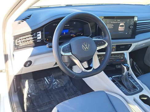 Certified 2025 Volkswagen Jetta SE w/ Sunroof Package image 15