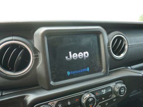 Used 2018 Jeep Wrangler Unlimited Sahara AWD/4WD image 16