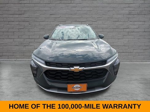 Used 2025 Chevrolet Trax LT FWD image 8