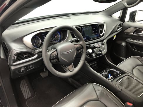 Certified 2024 Chrysler Pacifica Limited w/ S Appearance Package image 17