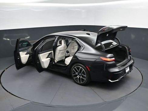 Used 2023 BMW 740i image 2