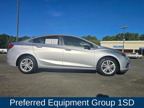 Used 2018 Chevrolet Cruze LT FWD image 2