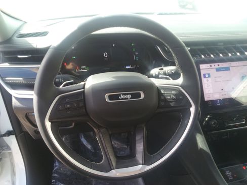 Used 2022 Jeep Grand Cherokee Limited 4xe image 16