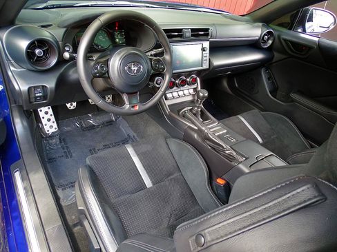 Used 2025 Toyota GR86 Premium w/ Performance Package RWD image 34
