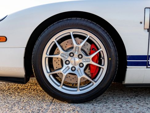 Used 2005 Ford GT RWD image 30
