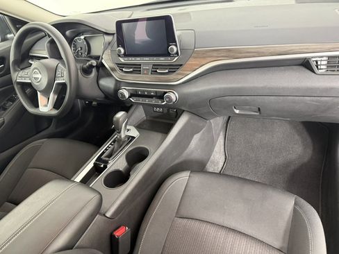Used 2025 Nissan Altima 2.5 SV image 11