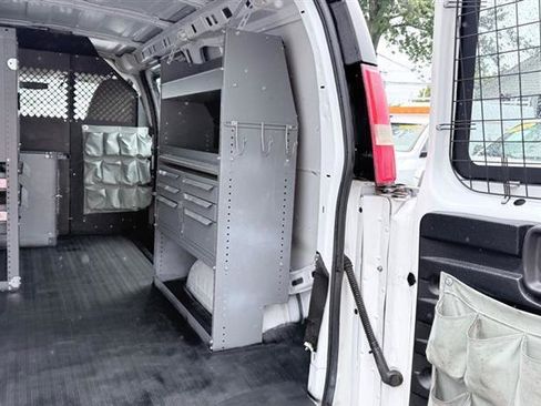 Used 2011 Chevrolet Express 2500 RWD image 23