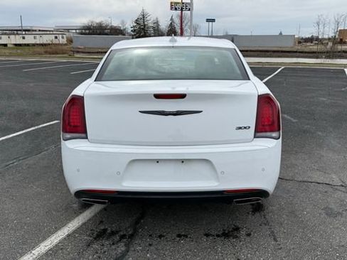 Used 2022 Chrysler 300 Touring L image 4