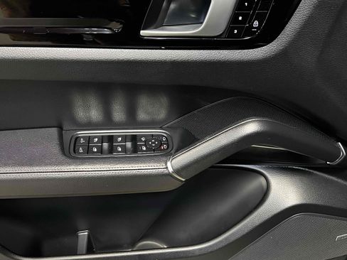 Used 2019 Porsche Cayenne w/ Premium Package AWD/4WD image 44