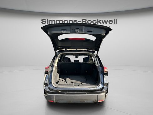 Used 2025 Nissan Rogue SV image 8