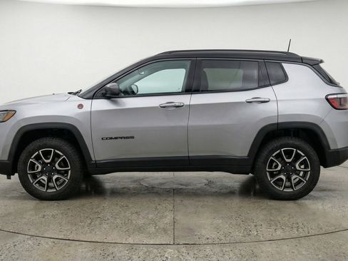 Used 2025 Jeep Compass Trailhawk image 5