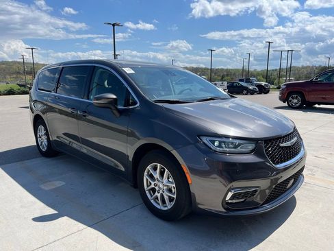 Used 2023 Chrysler Pacifica Touring-L image 2