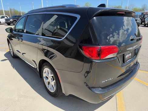 Used 2017 Chrysler Pacifica Touring-L Plus w/ Tire & Wheel Group image 7