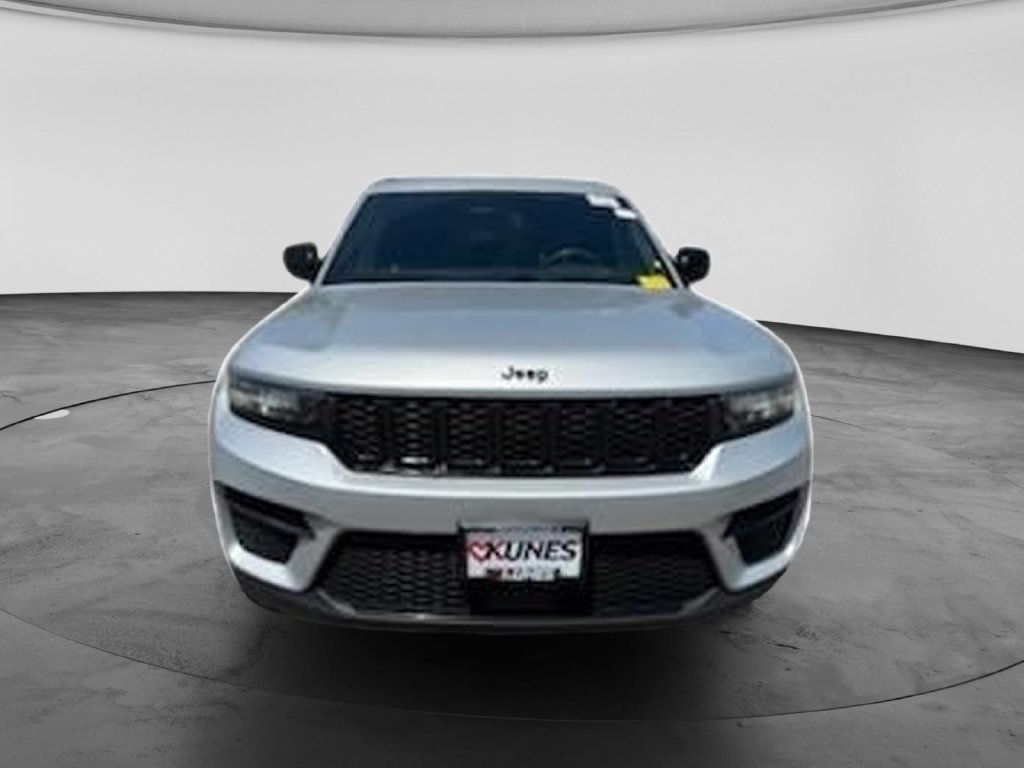 Used 2024 Jeep Grand Cherokee Altitude AWD/4WD image 5