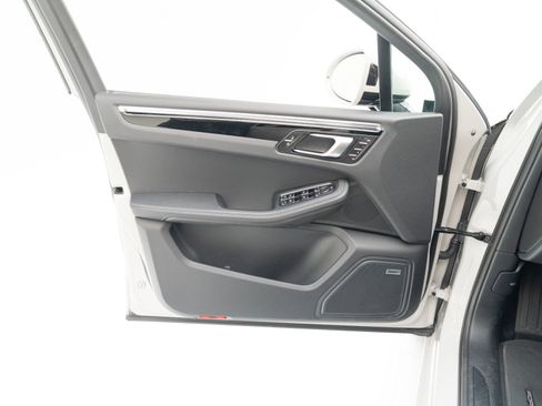 Certified 2026 Porsche Macan AWD/4WD image 21