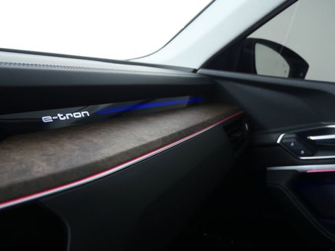 Used 2019 Audi e-tron Prestige w/ Prestige Package image 31