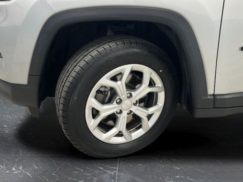 Used 2024 Jeep Compass Latitude AWD/4WD image 33