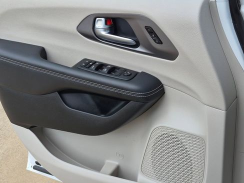 Used 2023 Chrysler Pacifica Touring-L FWD image 16