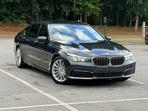 Used 2019 BMW 740i w/ Executive Package RWD image 4