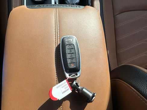 Used 2025 Nissan Pathfinder Platinum AWD/4WD image 24