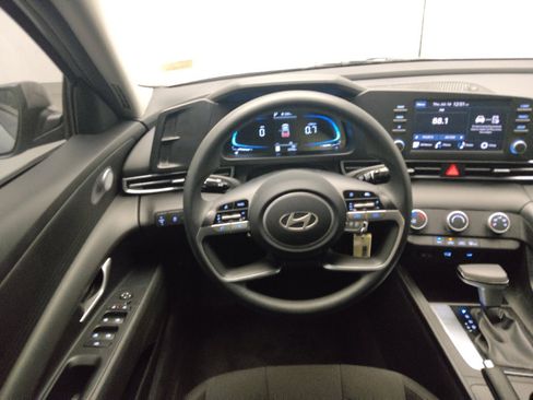 Used 2025 Hyundai Elantra SE FWD image 22