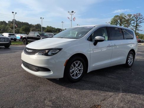Used 2023 Chrysler Voyager LX FWD image 8