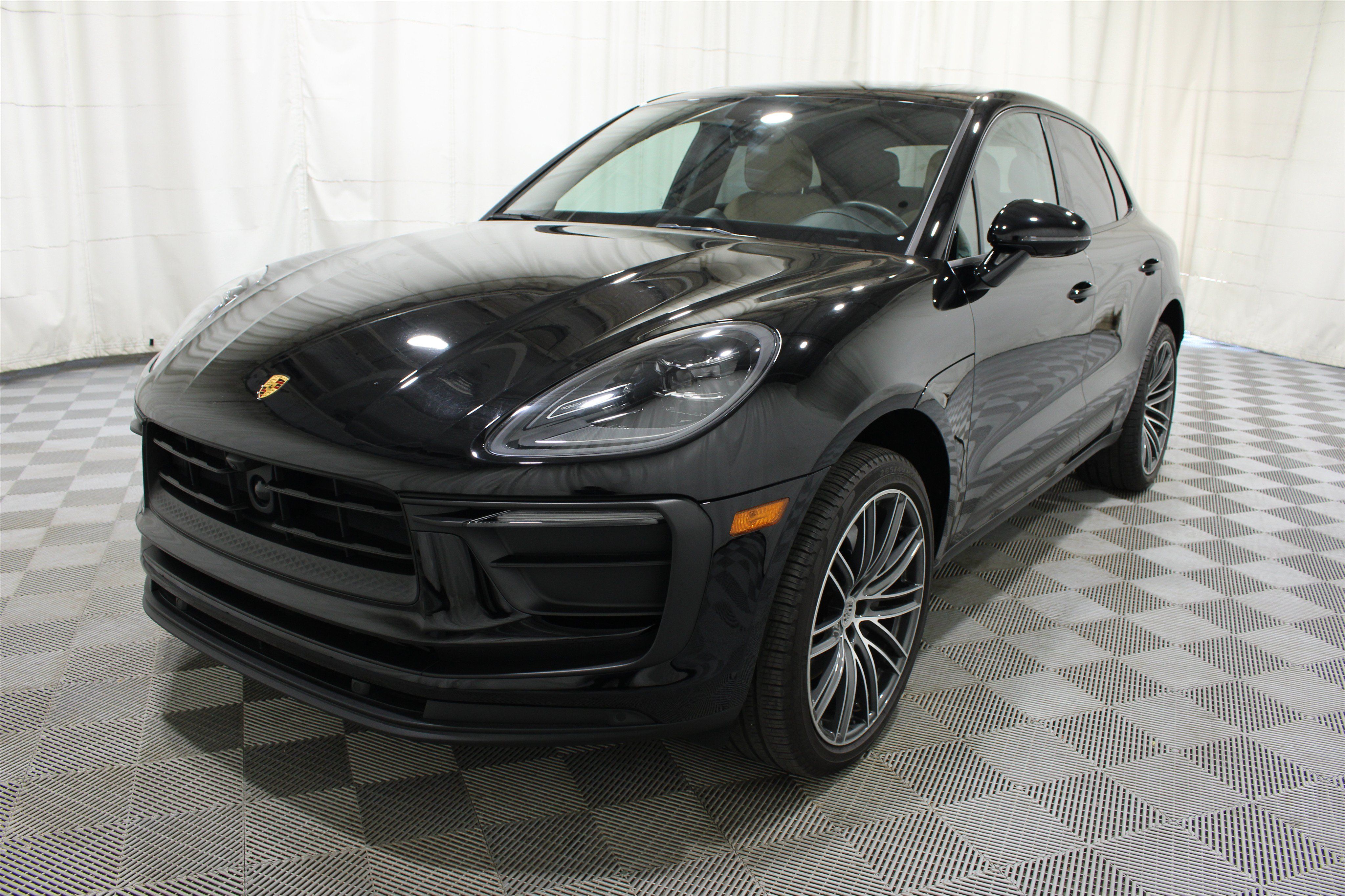 Used 2024 Porsche Macan AWD/4WD image 33