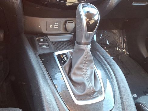 Used 2019 Nissan Rogue SV w/ Premium Package image 14