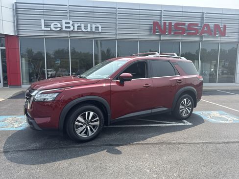Used 2023 Nissan Pathfinder SL image 2