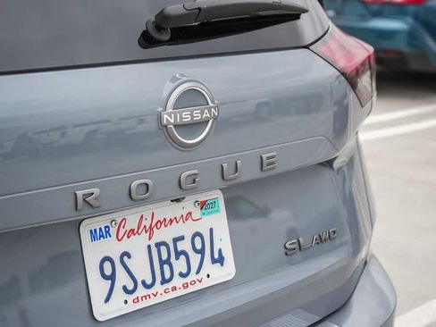 Used 2025 Nissan Rogue SL w/ Tech Package AWD/4WD image 12