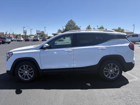 Used 2024 GMC Terrain SLT FWD image 8