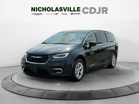 Used 2024 Chrysler Pacifica Limited FWD image 1