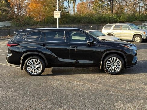 Used 2025 Toyota Highlander Platinum image 2