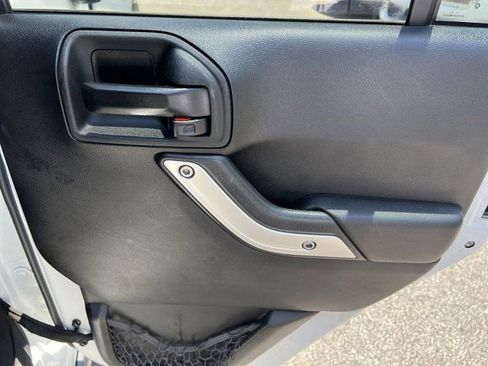 Used 2015 Jeep Wrangler Unlimited Rubicon w/ Connectivity Group AWD/4WD image 18