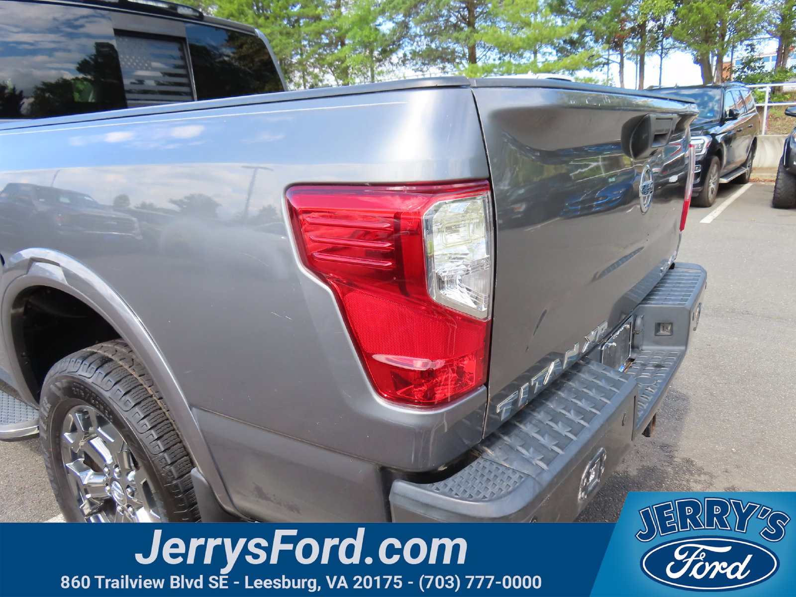 Used 2017 Nissan Titan SL w/ Chrome Package AWD/4WD image 14