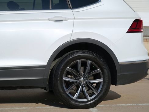 Used 2023 Volkswagen Tiguan SE w/ Panoramic Sunroof Package FWD image 24