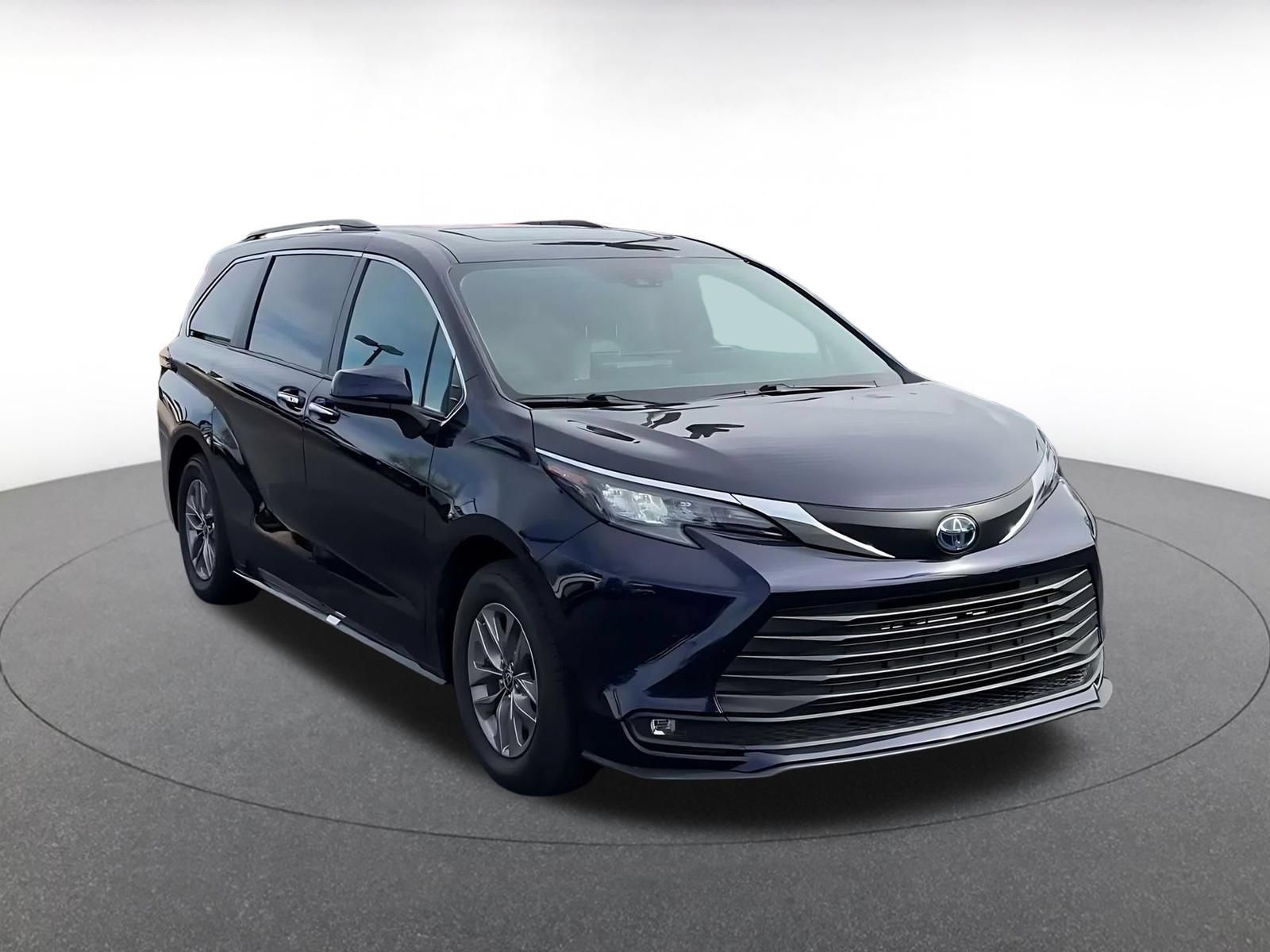 Used 2025 Toyota Sienna XLE FWD image 3