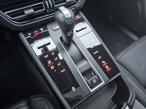 Certified 2025 Porsche Macan image 27