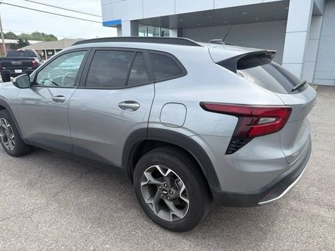 Used 2025 Chevrolet Trax LT FWD image 28