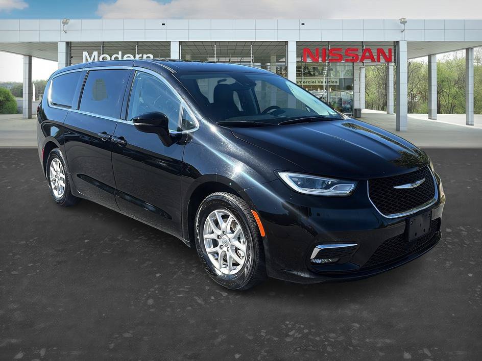 Used 2024 Chrysler Pacifica Touring-L FWD image 7