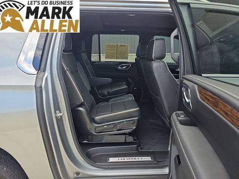 Used 2023 Chevrolet Suburban Premier w/ Premium Package 2 AWD/4WD image 28